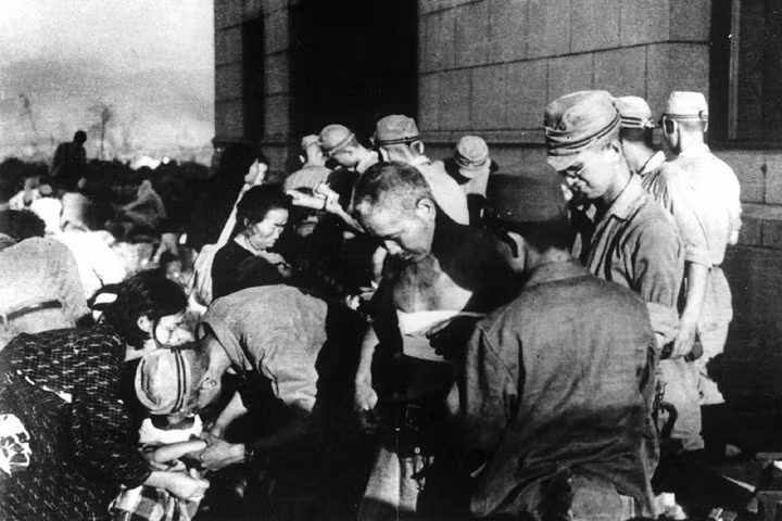 Những người sống sót sau vụ ném bom nguyên tử được lực lượng quân y điều trị khẩn cấp vào ngày 6/8/1945.