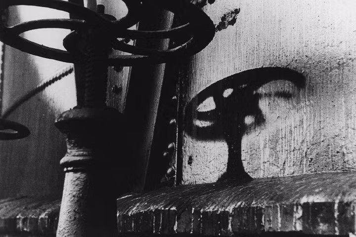 Bóng của tay cầm một khí kế in lên tường tại vị trí cách tâm nổ 2km.