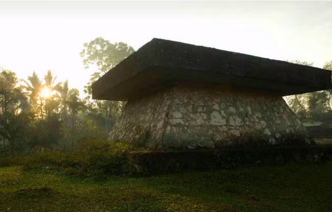 “Một quy định mới được ban hành cấm người dân trên đảo giết quá 5 con gia súc cho một lễ tang”, Dato Daku, giám đốc quỹ từ thiện Sumba Foundation, cho biết. “Điều này giúp tiết kiệm chi phí cho các gia đình”. Nhưng không phải tất cả người dân trên đảo Sumba chấp hành quy định này. “Mọi người luôn muốn giết nhiều gia súc hơn”, ông Daku nói. “Những ngôi mộ lớn cần tới 100 đàn ông di chuyển và trừ phi gia đình chủ cho các công nhân này ăn tử tế, các ngôi mộ sẽ không được chuyển tới đích”.