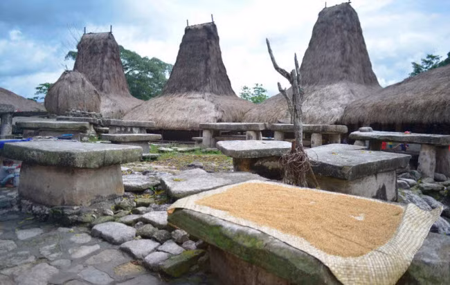 Sau khi xây dựng xong, các ngôi mộ được sử dụng làm bàn phơi quần áo, thóc, sân chơi cho trẻ em hay nơi đặt thiết bị thu sóng vệ tinh.