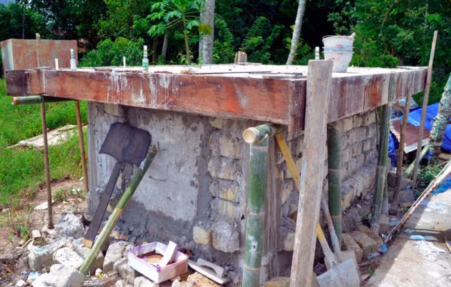 Tại hòn đảo Sumba, người chết vẫn được coi là một phần quan trọng trong cuộc sống hàng ngày. Bởi vậy, các ngôi mộ luôn được quan tâm bảo vệ. “Chúng tôi chôn người chết với những tàu sản giá trị”, hướng dẫn viên tên Tiger của khu nghỉ dưỡng Nihi Sumba trên đảo cho biết. “Nếu các ngôi mộ được xây dựng ở ngoài làng, chúng có thể bị kẻ trộm phá hoại”.