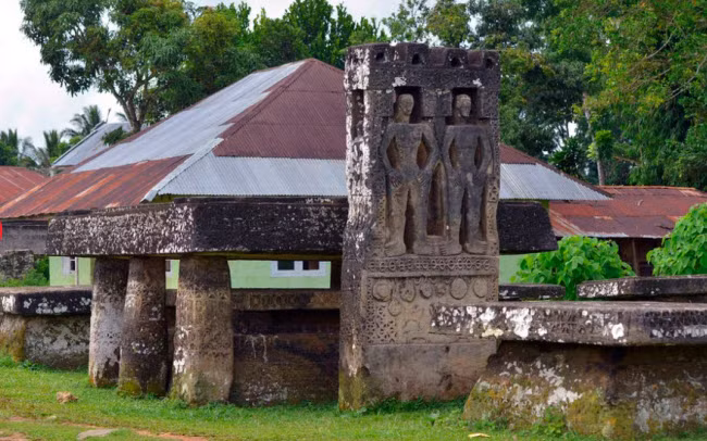 Lễ tang dành cho người chết trên đảo Sumba vô cùng tốn kém. Các ngôi mộ bằng đá nặng tới 70 tấn và cần tới hàng trăm đàn ông khỏe mạnh để kéo chúng bằng tay về làng từ mỏ đá. Vận chuyển bằng máy móc đã được sử dụng ngày nay, nhưng phần lớn người dân vẫn lựa chọn cách thủ công.