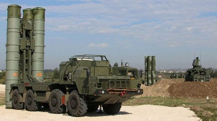 Vai trò chính của S-400 Triumf chính là tạo lập ô phòng không bảo vệ các mục tiêu mặt đất tránh khỏi cuộc tập kích đường không bằng máy bay của đối phương.