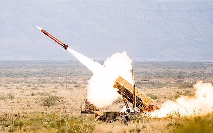 Mặc dù các loại đạn trang bị cho S-400 có khả năng vận động tốt hơn MIM-104F của Patriot rất nhiều, nhưng khả năng đánh chặn tên lửa vẫn không được đánh giá cao.