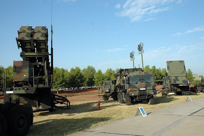 Đạn S-400 có độ cơ động cao, vận tốc lớn, thích hợp để bám theo mục tiêu có tốc độ chậm hơn nó ở các dải độ cao khác nhau, nhưng độ chính xác lại không bằng PAC 3, thể hiện qua việc nó phải dựa vào đầu đạn nổ phá mảnh nặng hàng tạ.