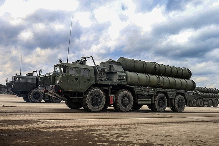 Trong khi đó S-400 lại là một hệ thống phòng không đa năng, nó có khả năng chống tên lửa nhưng không mạnh bằng Patriot mà chủ yếu chỉ dùng để tiêu diệt tên lửa đạn đạo chiến thuật tầm ngắn hoặc tầm trung (tầm bắn không quá 2.000 km).