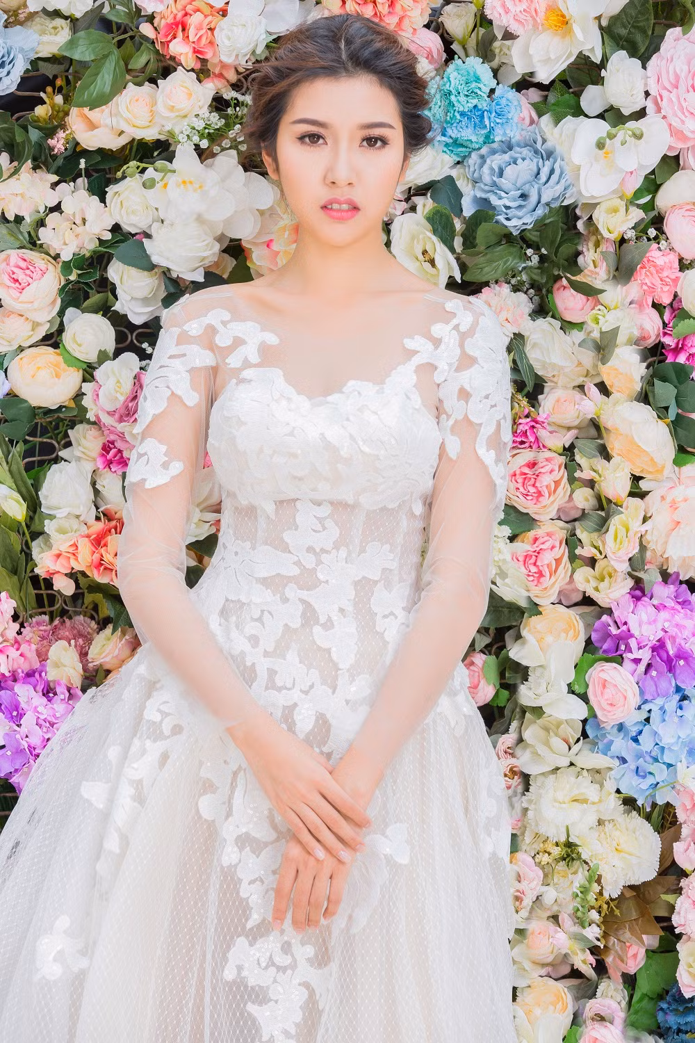 Trang phục sử dụng gam màu thanh nhã, cổ điển như hồng, trắng giúp Thúy Vân trở nên xinh đẹp và kiều diễm hơn.