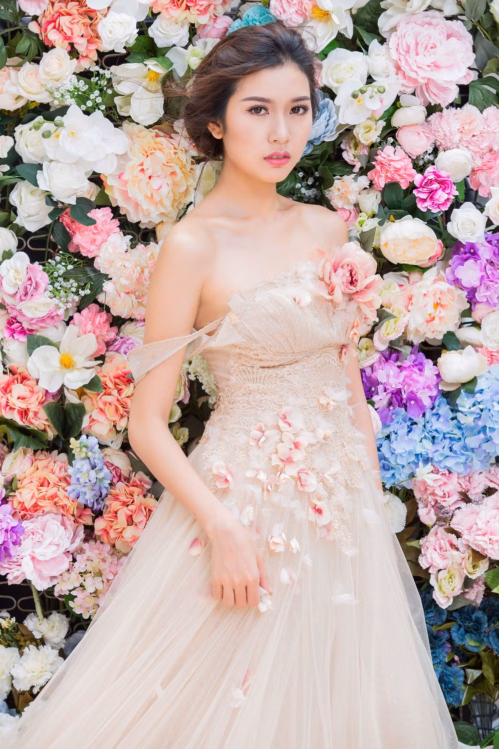 Mới đây, Thúy Vân đã thực hiện một bộ ảnh mới nhất trong trang phục của NTK Anh Thư và Nguyễn Minh Công.