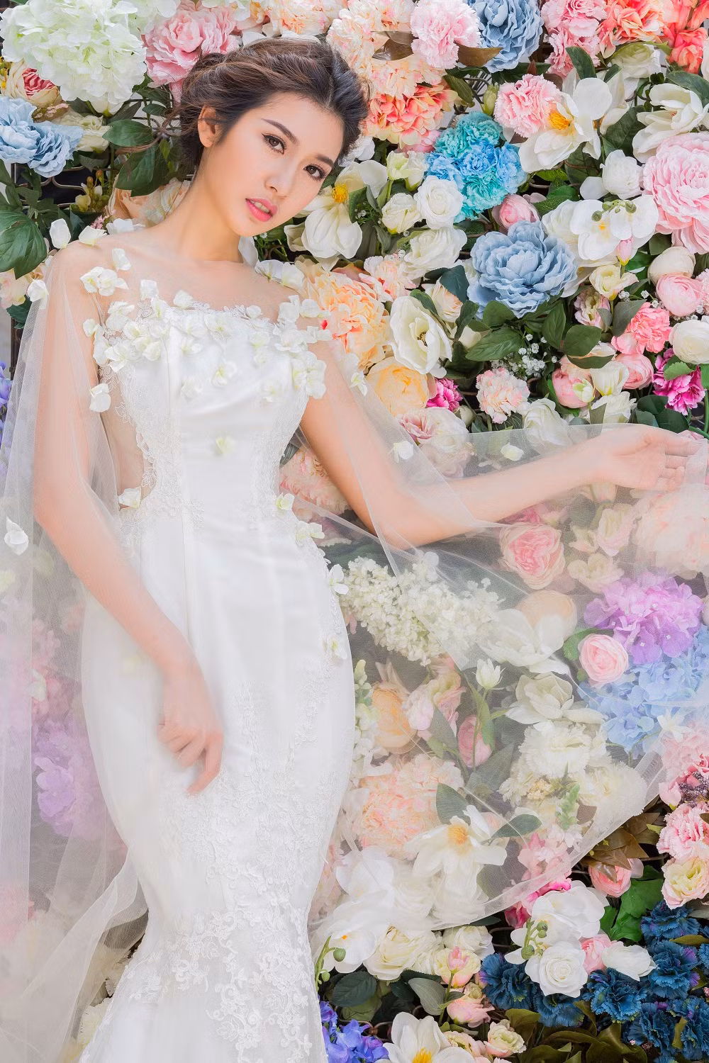 Diện các trang phục lấy cảm hứng từ những đóa hoa vừa chớm nở. Thúy Vân như nàng thơ lạc vào vườn hoa đầy màu sắc tươi đẹp.