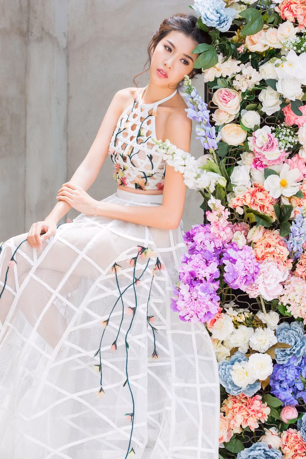 Với 5 chiếc váy thanh lịch và tinh tế NTK Anh Thư và Nguyễn Minh Công đã giúp Thúy Vân đã thoát khỏi hình ảnh một cô gái sang trọng, quý phái, mà thay vào đó là sự mỏng manh, đằm thắm của người thiếu nữ.