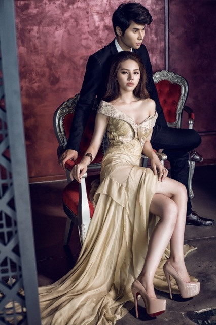 Hình ảnh nam thần Hong Kong với mái tóc đen bồng bềnh, khuôn mặt thanh tú lạnh lùng bên mỹ nhân đầy quyến rũ đã gây được sự chú ý của cộng đồng mạng. 