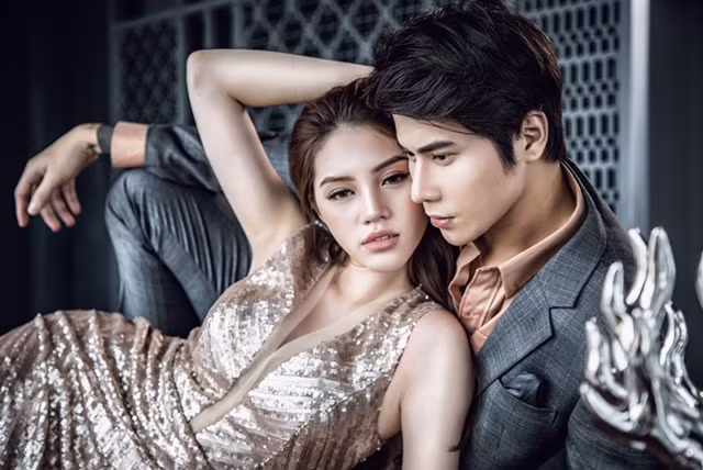 Trong loạt ảnh thời trang mới nhất, Hoa hậu người Việt tại Úc 2015 Jolie Nguyễn quyến rũ mọi ánh nhìn bên cạnh Nam thần Hồng Kông Wacky Cheng (Trịnh Khôi Vĩ). Những hình ảnh tình tứ, gợi cảm khiến nhiều người bất ngờ về cô hoa hậu vừa tròn 18 tuổi này.