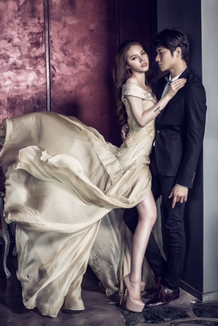 Trong khi Jolie Nguyễn vô cùng gợi cảm và quyến rũ trong chiếc đầm dạ hội thì soái ca Trịnh Khôi Vĩ lại lạnh lùng, nam tính và lịch lãm trong bộ vest sang trọng.