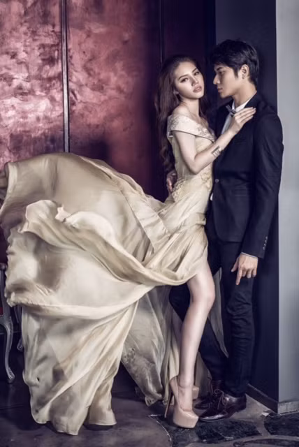 Trong khi Jolie Nguyễn vô cùng gợi cảm và quyến rũ trong chiếc đầm dạ hội thì soái ca Trịnh Khôi Vĩ lại lạnh lùng, nam tính và lịch lãm trong bộ vest sang trọng.