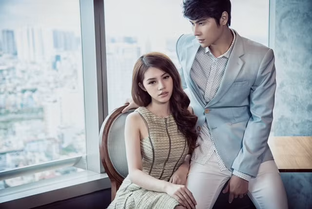 Trong bộ ảnh thời trang nhưng không kém phần quyến rũ, lãng mạn Hoa hậu Jolie Nguyễn và Trịnh Khôi Vĩ thu hút mọi ánh nhìn của độc giả và khiến fan điên đảo dù cả hai lần đầu hợp tác cùng nhau.