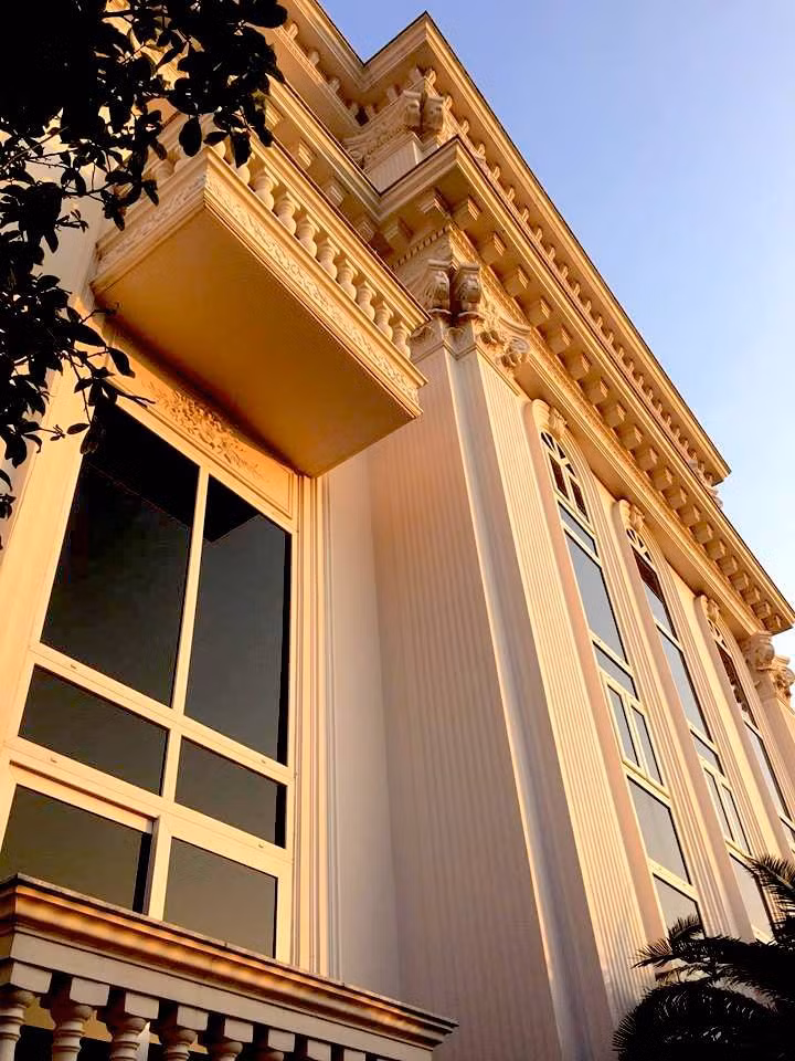 Căn biệt thự nằm trên một khu đất rộng có hàng rào bao quanh và được xây dựng theo lối kiến trúc của một tòa lâu đài cầu kỳ, tráng lệ.