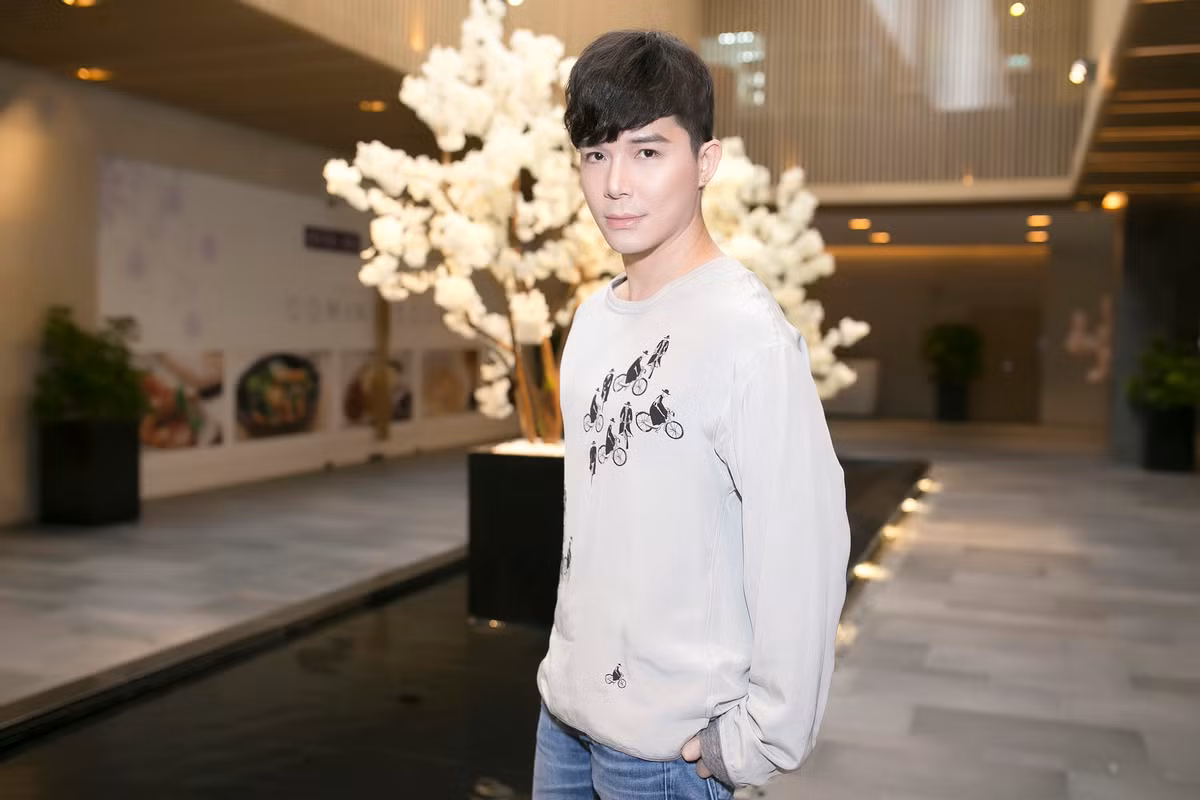 Nam ca sĩ điển trai Nathan Lee xuất hiện rạng ngời với cây hàng hiệu của thương hiệu Dolce&amp;Gabbana.