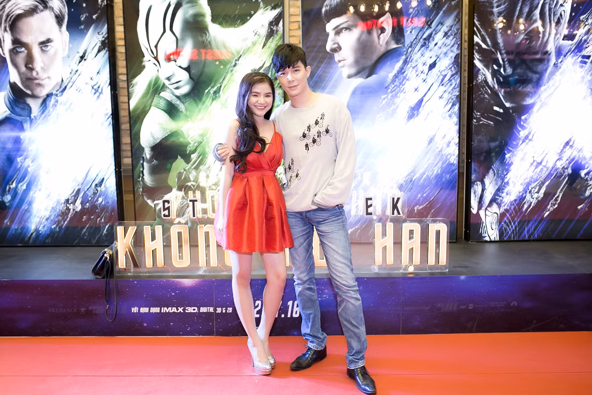 Trong khi Nathan Lee trẻ trung, phong trần thì Minh Như khoe vẻ xinh xắn, quyến rũ với đôi chân thon dài trong chiếc đầm đỏ bắt mắt.