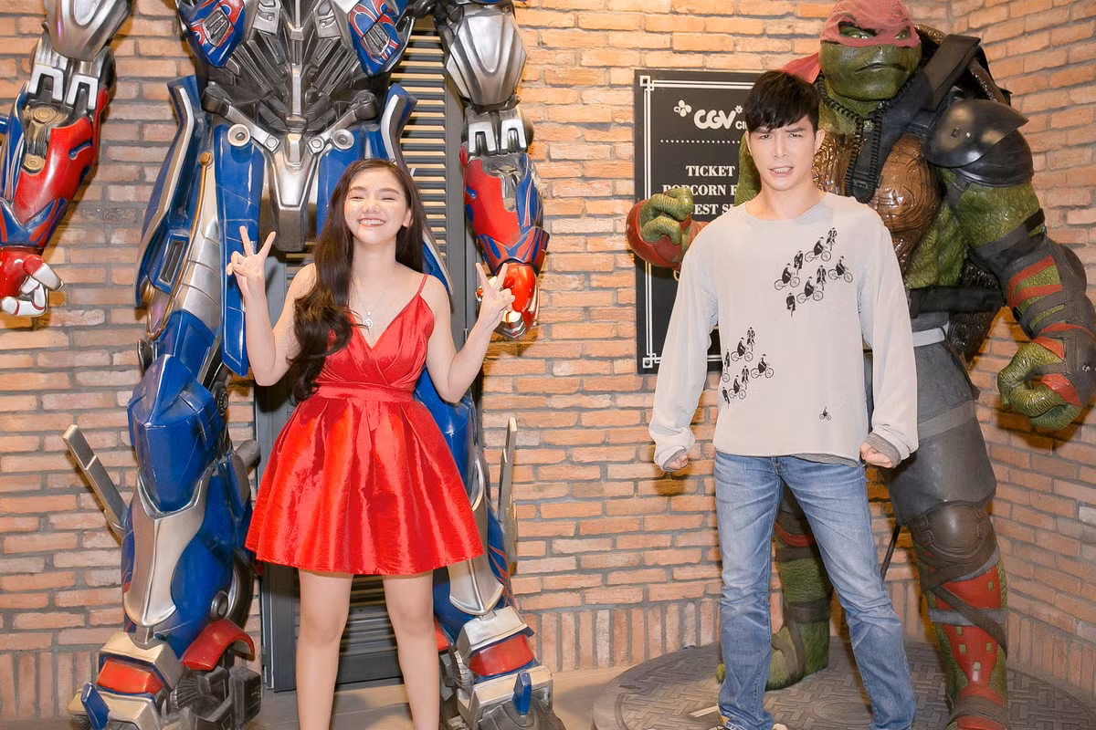 Ngoài ra, Nathan Lee còn tạo dáng theo tạo hình của nhân vật phim "Không giới hạn" vô cùng mạnh mẽ.