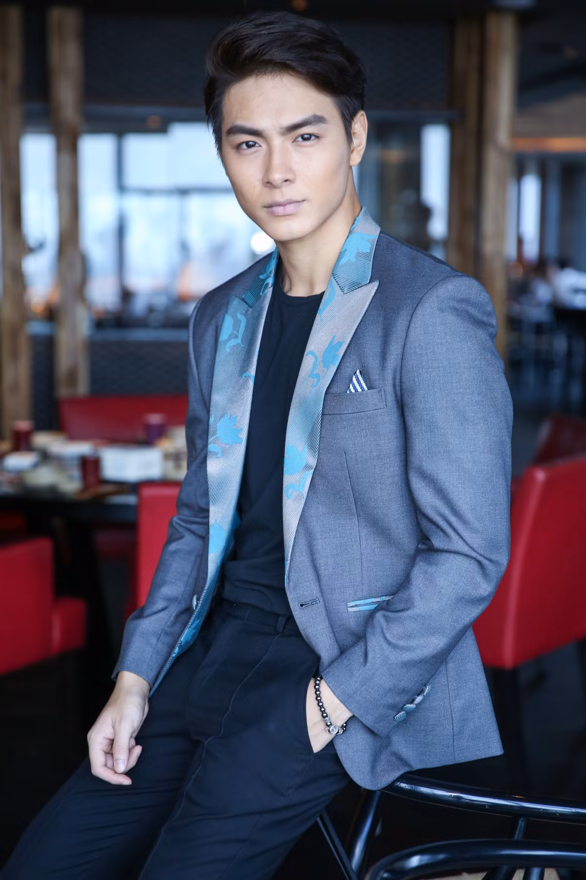 Jay Quân đầy nam tính khi diện blazer với họa tiết hoa đậm chất mùa hè.