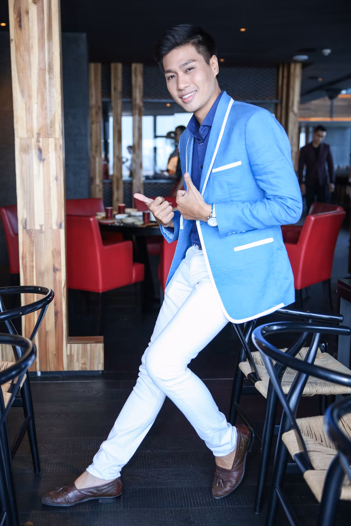 Phạm Đức Long cũng nổi bật không kém với blazer xanh cobalt phối cùng quần trắng.