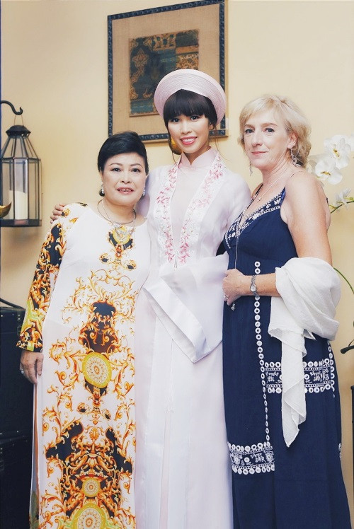 Hà Anh bên cạnh mẹ ruột và mẹ chồng từ Anh bay sang.