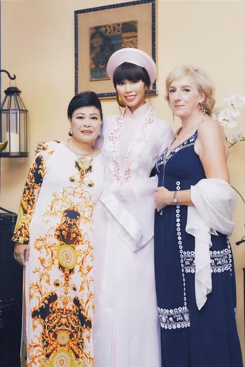 Hà Anh bên cạnh mẹ ruột và mẹ chồng từ Anh bay sang.