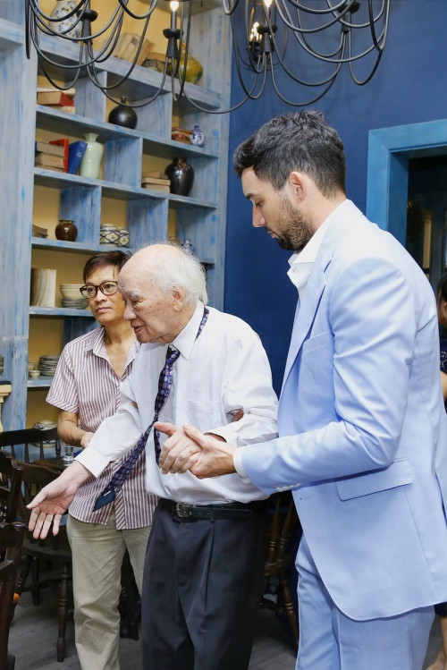 Chú rể ngoại quốc dìu ông nội của Hà Anh, nhà văn Vũ Tú Nam đến bàn tiệc. Olly Dowden được gia đình Hà Anh quý mến bởi sự lễ phép, biết quan tâm và rất tôn trọng truyền thống văn hóa của gia đình người Việt.