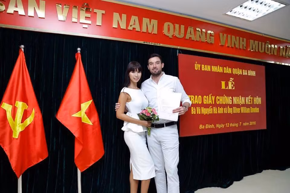 Trước khi tổ chức đám hỏi, Hà Anh và Olly Dowden cũng tiến hành đăng ký kết hôn theo đúng trình tự pháp luật Việt Nam.
