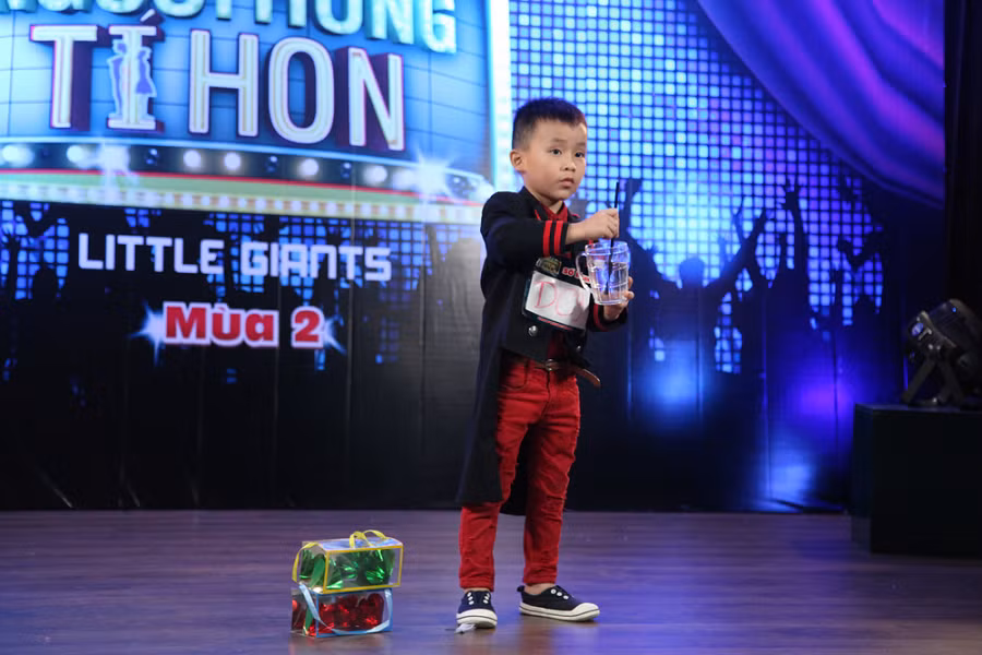 Cau be 4 tuoi Tin Tin gay sot Nguoi hung ti hon-Hinh-2