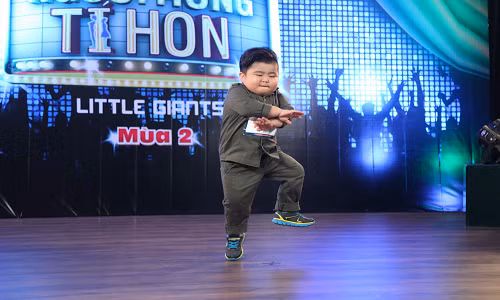 Cau be 4 tuoi Tin Tin gay sot Nguoi hung ti hon