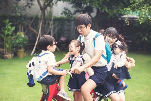 Dù có tới 4 em bé nhưng bà xã Lý Hải không cảm thấy quá bận rộn hay mệt mỏi, dù chỉ có 1 người vú phụ giúp. Có thể nói Lý Hải là người đàn ông thành đạt nhất showbiz bên vợ đẹp, con ngoan và sự nghiệp thăng tiến.