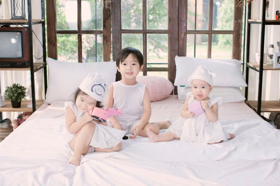 Lý Hải - Minh Hà dạy các con sự tự lập bằng cách cho các bé một cuộc sống không quá khác biệt dù gia đình có điều kiện. Cặp đôi cũng dạy con lễ nghĩa khi thường xuyên đưa các bé về thăm ông bà nội, ngoại. Chính vì thế, Rio, Cherry và Sunny lớn lên không chỉ khỏe mạnh mà còn sớm phát triển cảm xúc cá nhân rất lành mạnh.