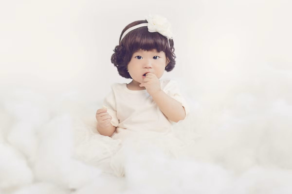 Tuy mới hơn 1 tuổi nhưng công chúa nhà Lý Hải rất dạn dĩ, không quấy khóc khi gặp người lạ. Cô bé khá hiếu động, không kém anh Rio và chị Cherry.