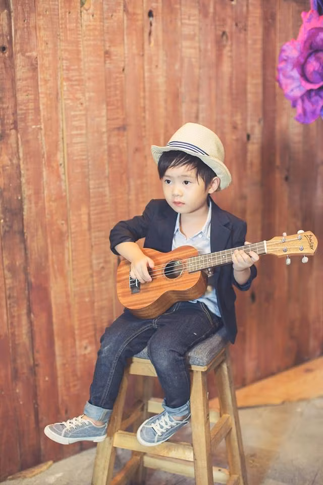 Rio bộc lộ năng khiếu nghệ thuật từ khi còn nhỏ. Không chỉ tham gia đóng quảng cáo rất duyên mà cậu bé còn tham gia đóng phim cùng ba Lý Hải trong bộ phim "Lật mặt 2".