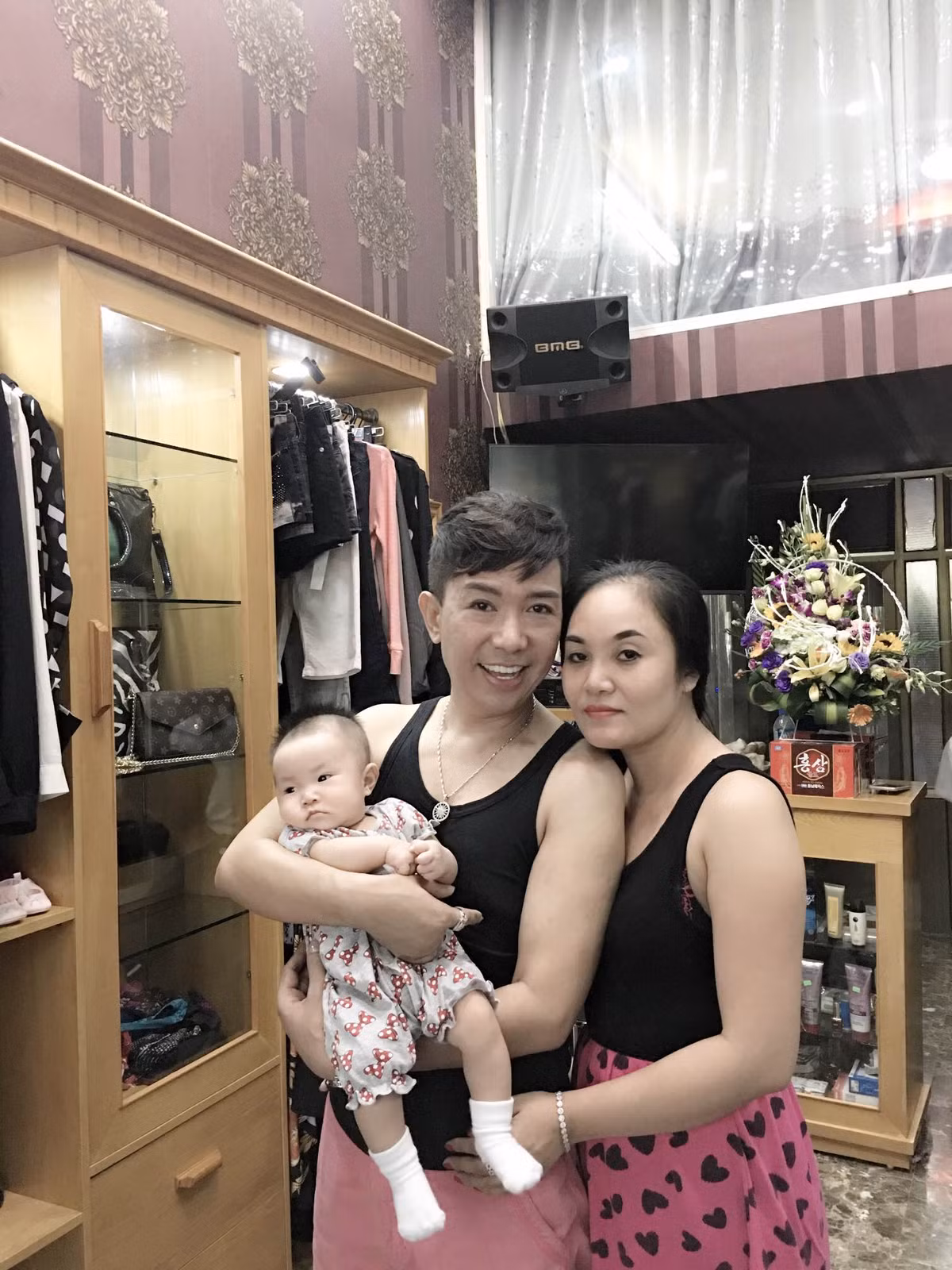 Ngoài việc khoe loạt ảnh con gái bụ bẫm, đáng yêu Long Nhật còn khoe hình ảnh vợ của mình với khán giả. 