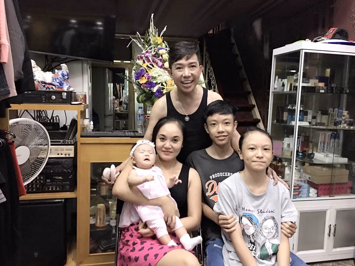 Nhưng với những lời dụ dỗ ngọt ngào, Long Nhật đã làm bà xã Kim Ngân thay đổi ý định và chịu chụp hình chung với chồng và 3 con.