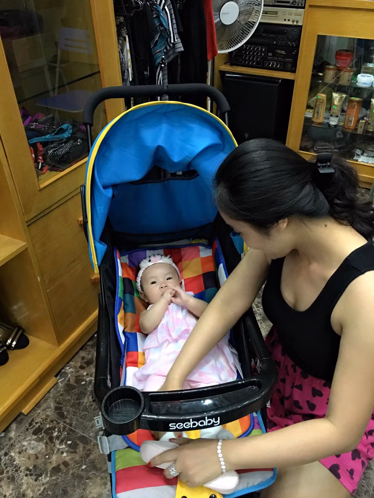 Chỉ mới sinh được hai tháng bà xã của Long Nhật vẫn còn mập nên rất ngại chụp hình. 