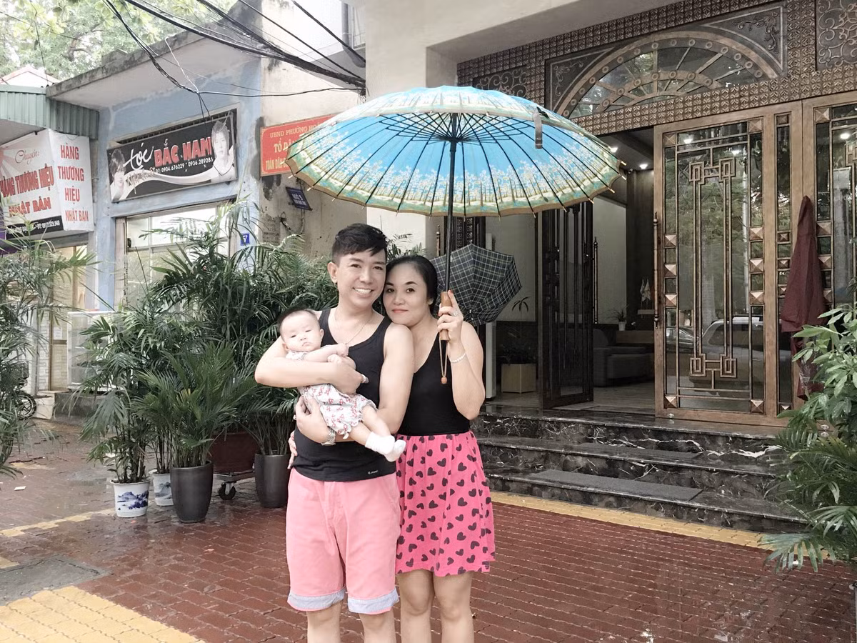 Dù bận rộn với lịch diễn nhưng ca sĩ vẫn thường dành thời gian về bên vợ và các con tại quê nhà Hải Phòng. 