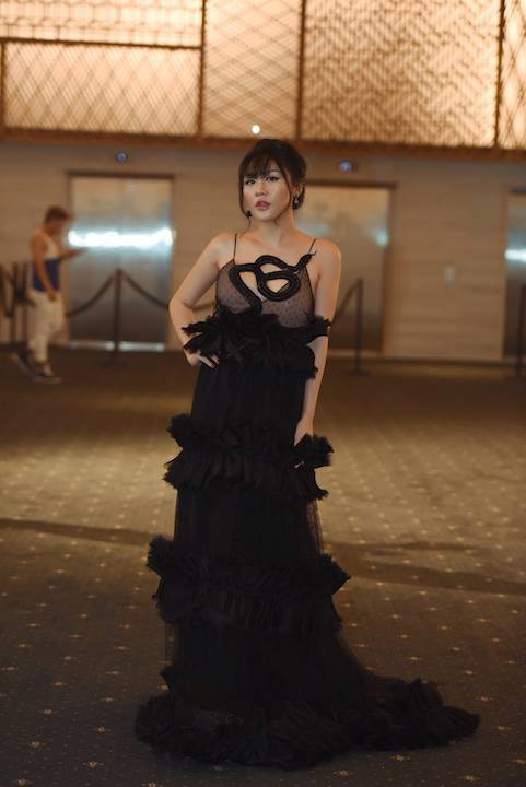 Trước đó, khi tham dự một sự kiện, Văn Mai Hương xuất hiện với chiếc đầm đen nhiều tầng, dài lê thê khiến nữ ca sĩ trở nên khá luộm thuộm. Chưa kể, họa tiết rắn phần thân trên của bộ váy khiến thiết kế trở nên khó hiểu.