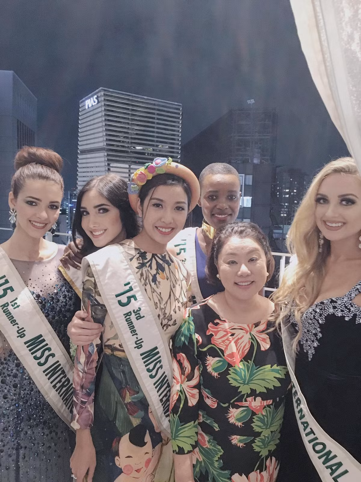 Với vẻ mạng dịu dàng cùng nụ cười rạng rỡ, Thúy Vân đã mang hình ảnh người phụ nữ Việt Nam năng động tinh nghịch nhưng vẫn dịu dàng đong đầy chất thơ trong tà áo dài nơi đất khách. 