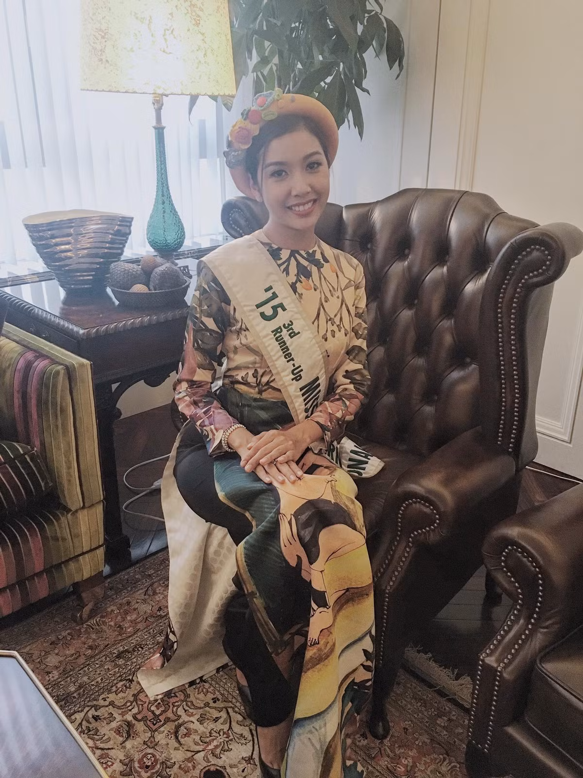 Bộ trang phục áo dài của NTK Thủy Nguyễn đã giúp Thúy Vân nổi bật giữa dàn người đẹp quốc tế và nhận được nhiều thiện cảm từ các vị quan khách.