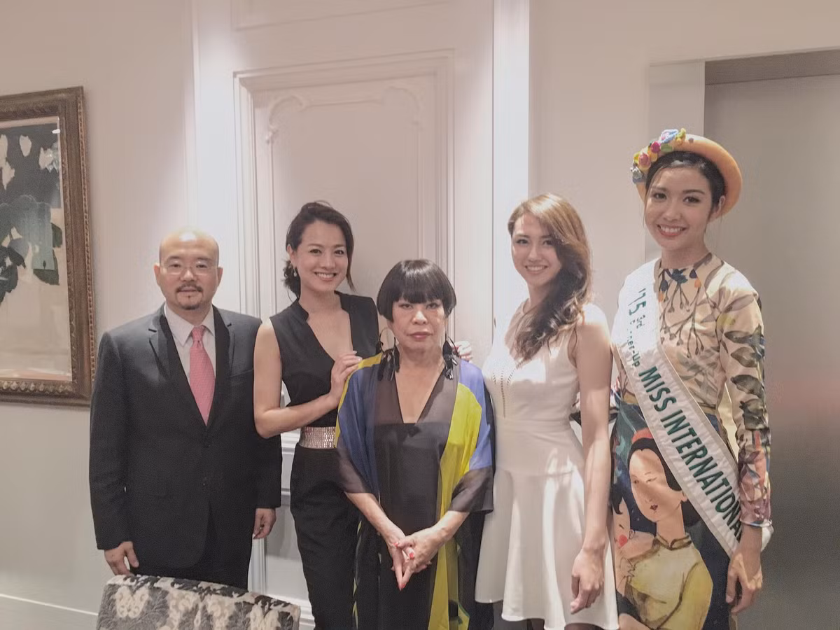 Tại đây, Thúy Vân gặp gỡ và giao lưu với đại sứ của các nước trong bữa tiệc thân mật.