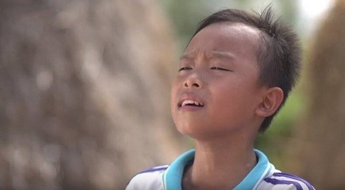 Nhờ giọng hát thiên bẩm, Hồ Văn Cường được giới thiệu đi hát đám cưới sau giờ học từ năm lớp 6. Mỗi lần đi hát, cậu bé 13 tuổi nhận được "cát-sê" khoảng 200 - 300 ngàn đồng, mang về phụ bố mẹ đóng học phí.