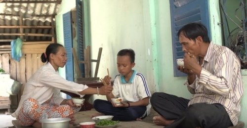 Tân quán quân Thần tượng âm nhạc nhí 2016 sinh ra và lớn lên tại vùng quê nghèo Gò Công - Tiền Giang, trong một gia đình có bố là thợ hồ và mẹ làm rẫy mướn. Tuổi thơ của Hồ Văn Cường phải sớm gắn liền với cuộc sống mưu sinh, phụ giúp cha mẹ kiếm thêm thu nhập để có tiền tiếp tục việc học như mơ ước.