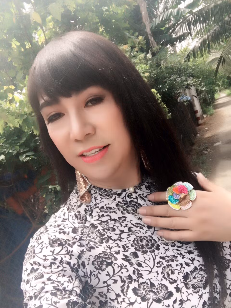 Dù ở tuổi 49 nhưng ca sĩ Long Nhật vẫn duyên dáng, gợi cảm khi hóa thân thành các nhân vật nữ.