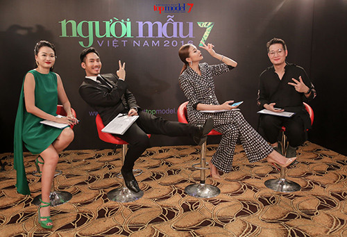 Bộ tứ giám khảo Vietnam's Next Top Model tạo dáng nhí nhố, đáng yêu.