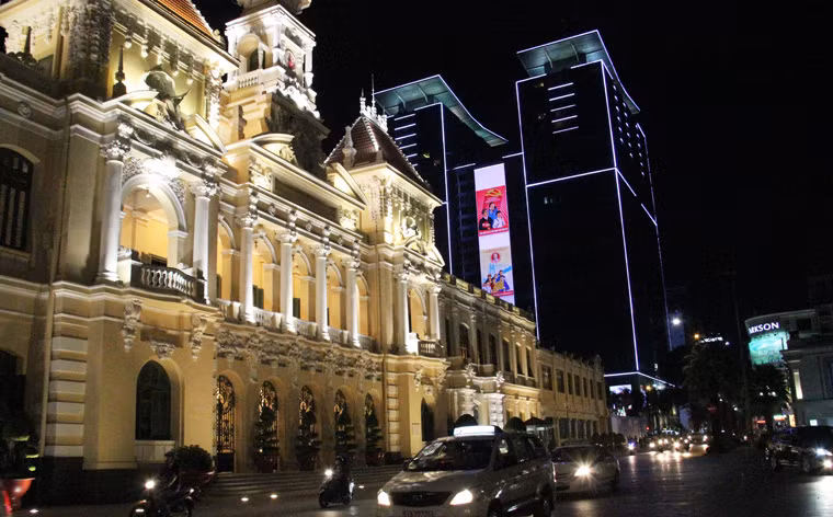 Hơn 3.500 pano tuyên truyền, cổ động....với những hình ảnh sôi động, khí thế đầy hào hùng về chiến thắng lịch sử 30/4, non sông liền một dải...được đặt trang trọng khắp các tuyến đường từ nông thôn đến thị thành ở TP HCM. Ảnh TTTM Vincom (quận 1) cũng dành riêng màn hình lớn (quảng cáo hàng ngày) trước trung tâm để tuyên truyền về ngày đại lễ 30/4 lịch sử.