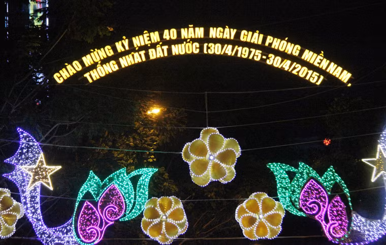 Khắp nẻo đường như "vươn tay" đón bạn bè khắp nơi đến TP HCM đúng dịp 40 năm ngày giải phóng miền Nam, thống nhất đất nước.