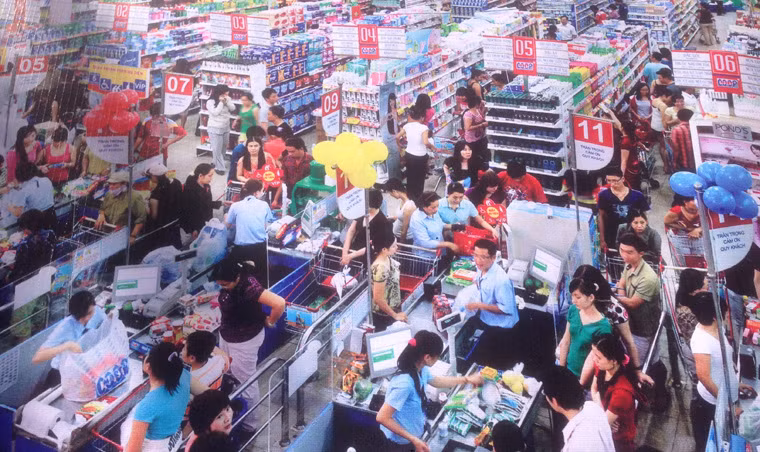 Người dân mua sắm tại hệ thống siêu thị SaiGon Co-op thuộc LH Hợp tác xã TM TP HCM. Đây là một trong 500 nhà bán lẻ hàng đầu Châu Á-Thái Bình Dương. Ảnh Võ Văn Hoàng.